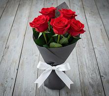 Букет 5 Красных роз Эдлесс Лав в Орда