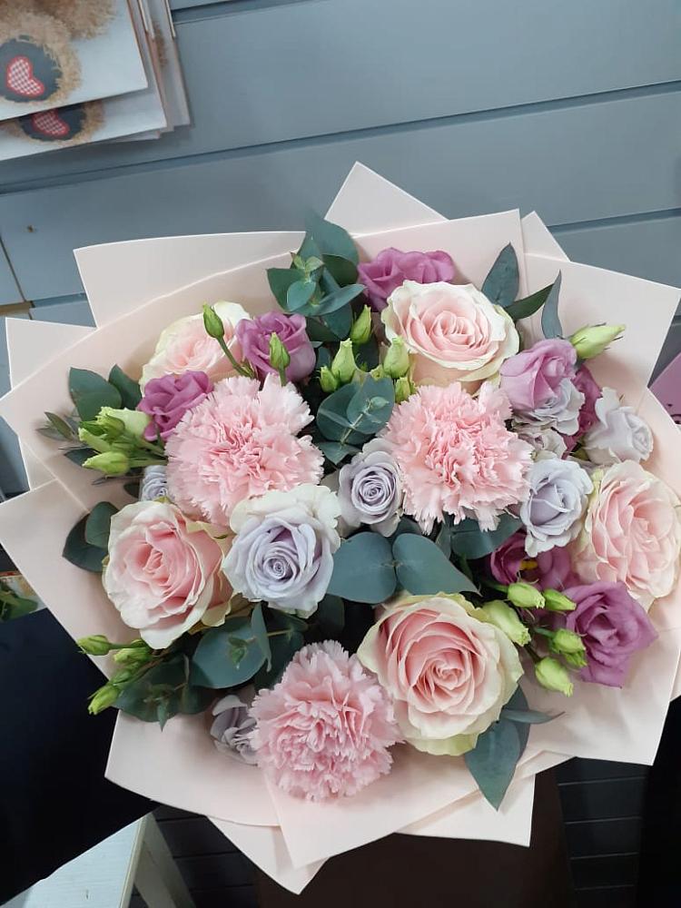 Букет цветов из: Розы, Гвоздики и Лизиантусы в Орда