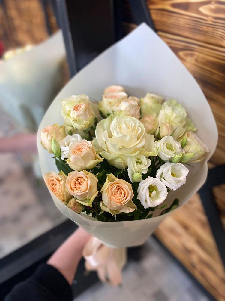 Букет цветов из: Розы и Лизиантусы в Орда